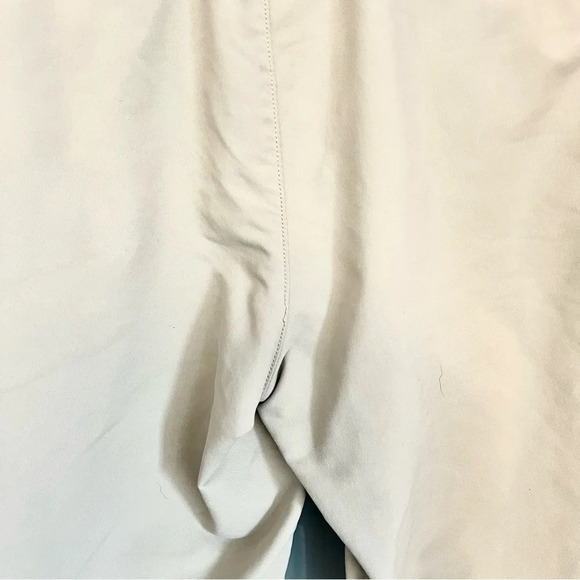 Under Armour Golf Shorts 1377302 Beige Tan 289 men’s Size 40 Loose Dress shorts - Picture 8 of 10